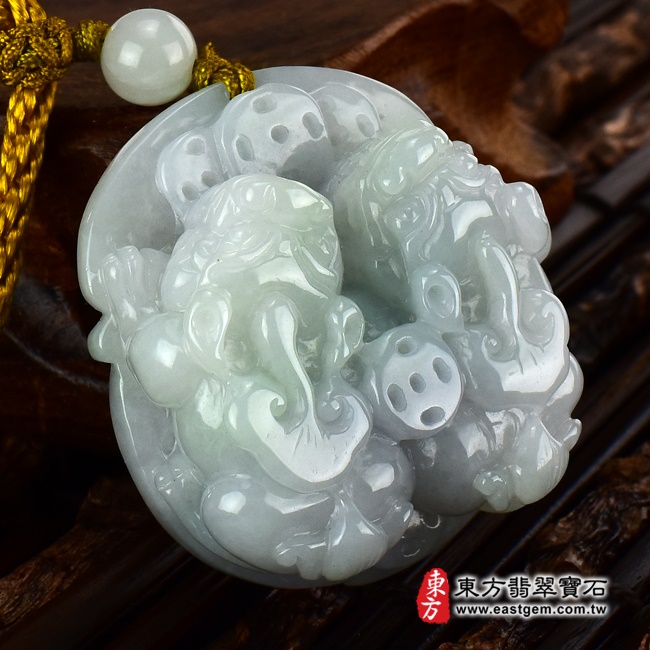 翡翠貔貅項鍊右側照片 （已出售勿下標，可訂做）翡翠貔貅項鍊玉珮（招財貔貅：貔貅牌A貨翡翠貔貅玉珮、緬甸玉貔貅玉墜）。綠色糯種帶白底青貔貅，PF143。客製化訂做各種翡翠貔貅吊墜玉珮項鍊。★附A貨翡翠雙證書
