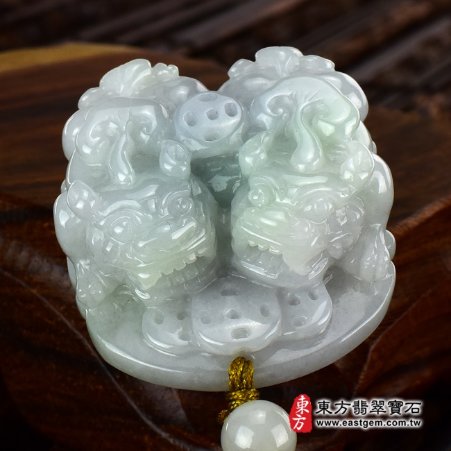 翡翠貔貅項鍊上方照片 （已出售勿下標，可訂做）翡翠貔貅項鍊玉珮（招財貔貅：貔貅牌A貨翡翠貔貅玉珮、緬甸玉貔貅玉墜）。綠色糯種帶白底青貔貅，PF143。客製化訂做各種翡翠貔貅吊墜玉珮項鍊。★附A貨翡翠雙證書