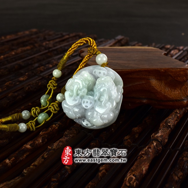 翡翠貔貅項鍊情境照片 （已出售勿下標，可訂做）翡翠貔貅項鍊玉珮（招財貔貅：貔貅牌A貨翡翠貔貅玉珮、緬甸玉貔貅玉墜）。綠色糯種帶白底青貔貅，PF143。客製化訂做各種翡翠貔貅吊墜玉珮項鍊。★附A貨翡翠雙證書