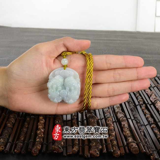 翡翠貔貅項鍊大小示意照片 （已出售勿下標，可訂做）翡翠貔貅項鍊玉珮（招財貔貅：貔貅牌A貨翡翠貔貅玉珮、緬甸玉貔貅玉墜）。綠色糯種帶白底青貔貅，PF143。客製化訂做各種翡翠貔貅吊墜玉珮項鍊。★附A貨翡翠雙證書