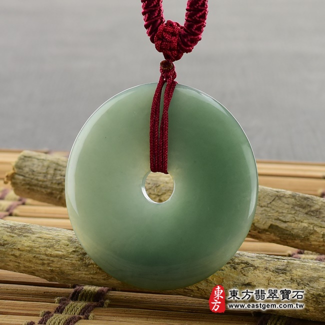 翡翠平安扣項鍊玉珮右側照片 翡翠平安扣項鍊玉珮（平安富貴：平安扣牌A貨翡翠平安扣玉珮、緬甸玉平安扣玉墜）。深綠色油青種平安扣，PN245。客製化訂做各種翡翠平安扣吊墜玉珮項鍊。★附A貨翡翠雙證書