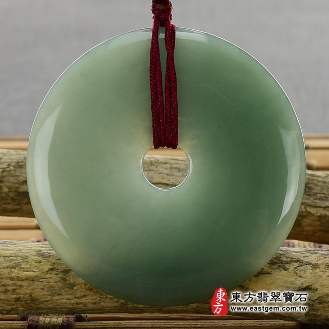翡翠平安扣項鍊玉珮正面照片 翡翠平安扣項鍊玉珮（平安富貴：平安扣牌A貨翡翠平安扣玉珮、緬甸玉平安扣玉墜）。深綠色油青種平安扣，PN245。客製化訂做各種翡翠平安扣吊墜玉珮項鍊。★附A貨翡翠雙證書
