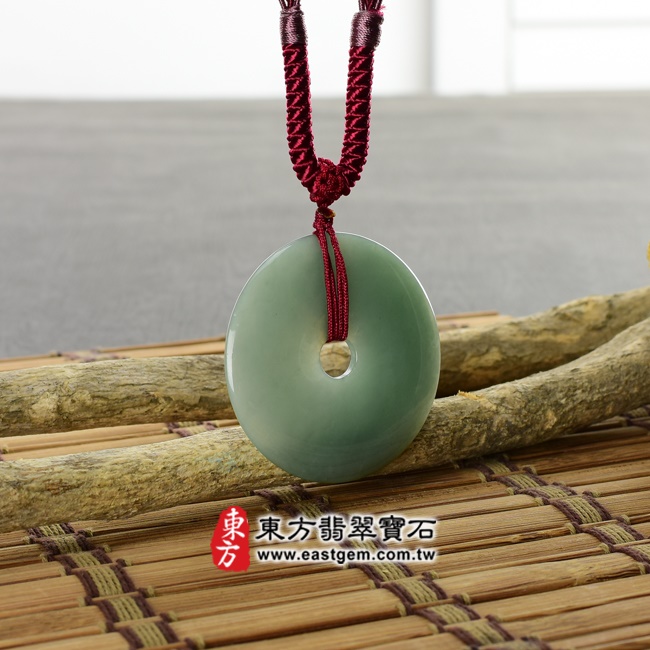 翡翠平安扣項鍊玉珮情境照片 翡翠平安扣項鍊玉珮（平安富貴：平安扣牌A貨翡翠平安扣玉珮、緬甸玉平安扣玉墜）。深綠色油青種平安扣，PN245。客製化訂做各種翡翠平安扣吊墜玉珮項鍊。★附A貨翡翠雙證書