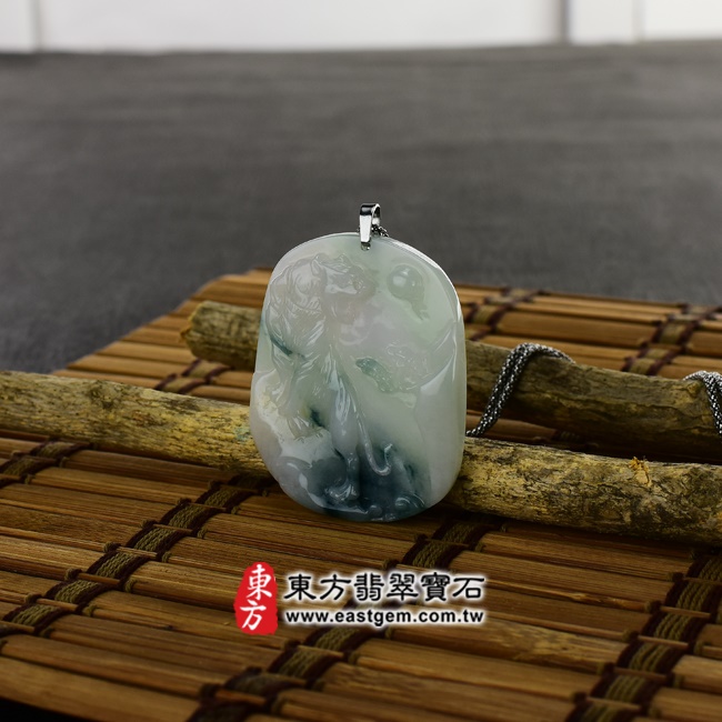 翡翠虎項鍊玉珮  情境照片 （已出售勿下標，可訂做）翡翠虎項鍊玉珮（虎虎生風：虎牌A貨翡翠虎玉珮、緬甸玉虎玉墜、虎十二生肖項鍊）。綠色豆種帶飄花翡翠虎，TR022。客製化訂做各種翡翠虎吊墜玉珮項鍊。★附A貨翡翠雙證書