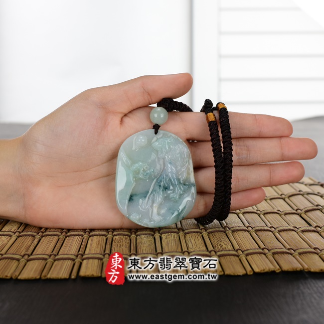 翡翠虎項鍊玉珮大小示意照片 （已出售勿下標，可訂做）翡翠虎項鍊玉珮（虎虎生風：虎牌A貨翡翠虎玉珮、緬甸玉虎玉墜、虎十二生肖項鍊）。深淺綠色細豆種帶飄花翡翠虎，TR025。客製化訂做各種翡翠虎吊墜玉珮項鍊。★附A貨翡翠雙證書
