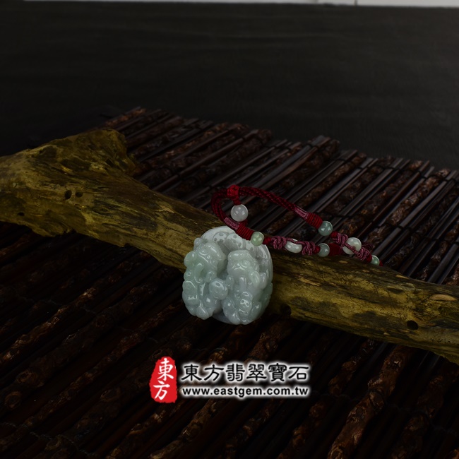 翡翠貔貅項鍊情境照片 翡翠貔貅項鍊玉珮（招財貔貅：貔貅牌A貨翡翠貔貅玉珮、緬甸玉貔貅玉墜）。綠色糯種白底青貔貅，PF145。客製化訂做各種翡翠貔貅吊墜玉珮項鍊。★附A貨翡翠雙證書