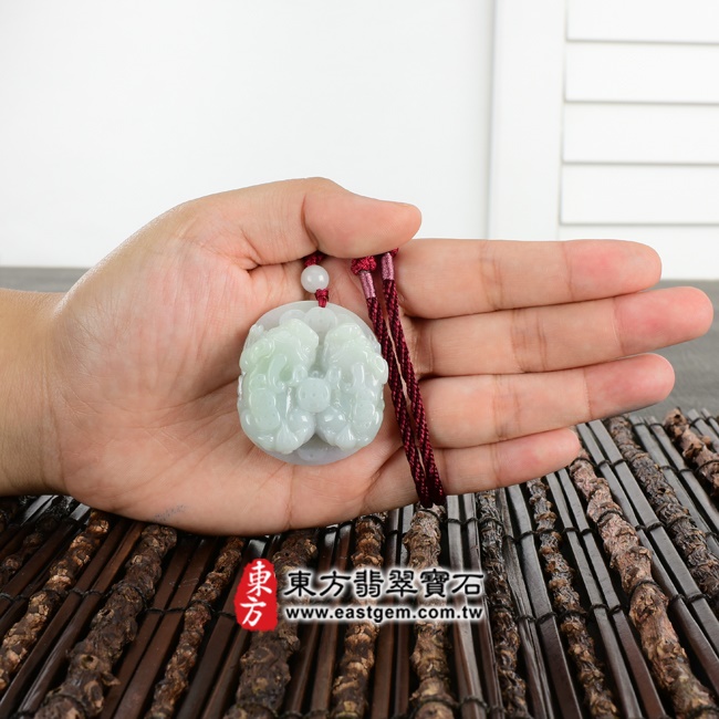 翡翠貔貅項鍊大小示意圖照片 翡翠貔貅項鍊玉珮（招財貔貅：貔貅牌A貨翡翠貔貅玉珮、緬甸玉貔貅玉墜）。綠色糯種白底青貔貅，PF145。客製化訂做各種翡翠貔貅吊墜玉珮項鍊。★附A貨翡翠雙證書