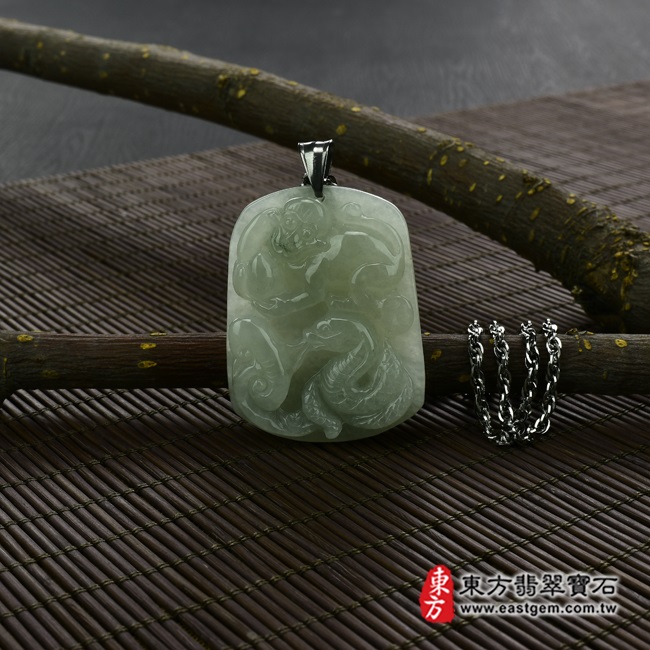 三合六合(牛雞猴)情境照片 翡翠生肖蛇三合六合貴人項鍊玉珮（生肖屬蛇，最適合配戴三合六合貴人項鍊，牛雞猴：蛇牌A貨翡翠生肖蛇玉珮、緬甸玉生蛇玉墜、蛇十二生肖項鍊）。糯種蛇，ZH034。客製化訂做各種翡翠生肖蛇吊墜玉珮項鍊。★附A貨翡翠雙證書