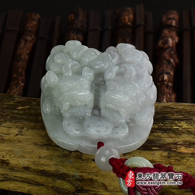翡翠貔貅項鍊上方照片 （已出售勿下標，可訂做）翡翠貔貅項鍊玉珮（招財貔貅：貔貅牌A貨翡翠貔貅玉珮、緬甸玉貔貅玉墜）。綠色糯種帶白底青翡翠貔貅，PF140。客製化訂做各種翡翠貔貅吊墜玉珮項鍊。★附A貨翡翠雙證書