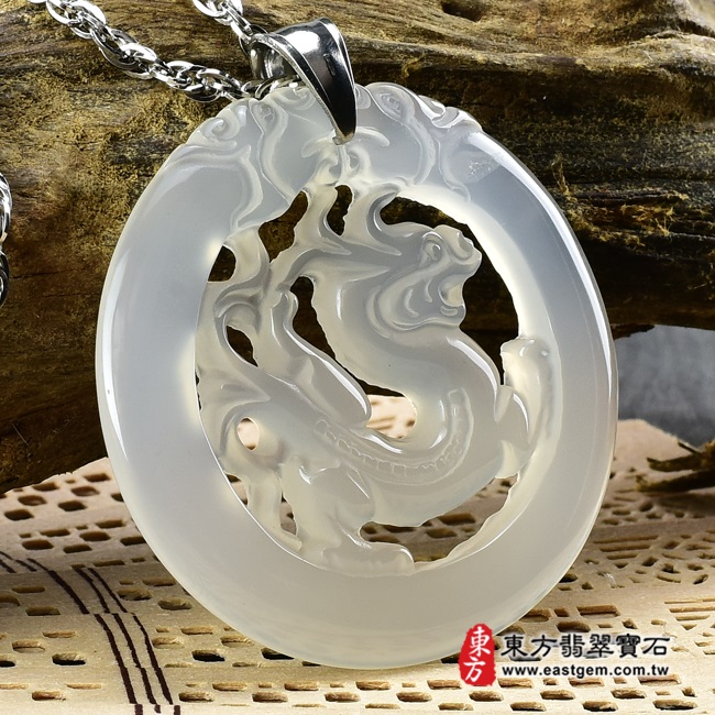 祥龍獻瑞 左側照片 瑪瑙龍項鍊玉珮（祥龍獻瑞：龍牌瑪瑙龍玉珮、玉髓龍玉墜、龍十二生肖項鍊）。乳白色瑪瑙玉髓龍，DR100。客製化訂做各種瑪瑙龍吊墜玉珮項鍊。★附東方翡翠寶石保證卡