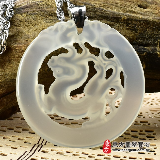 祥龍獻瑞 背面照片 瑪瑙龍項鍊玉珮（祥龍獻瑞：龍牌瑪瑙龍玉珮、玉髓龍玉墜、龍十二生肖項鍊）。乳白色瑪瑙玉髓龍，DR100。客製化訂做各種瑪瑙龍吊墜玉珮項鍊。★附東方翡翠寶石保證卡