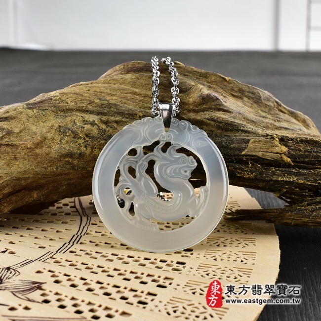 祥龍獻瑞 情境照片 瑪瑙龍項鍊玉珮（祥龍獻瑞：龍牌瑪瑙龍玉珮、玉髓龍玉墜、龍十二生肖項鍊）。乳白色瑪瑙玉髓龍，DR100。客製化訂做各種瑪瑙龍吊墜玉珮項鍊。★附東方翡翠寶石保證卡