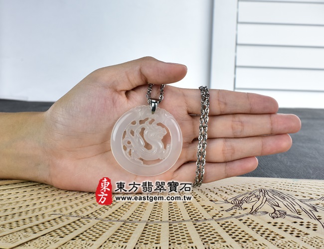 祥龍獻瑞 大小示意照片 瑪瑙龍項鍊玉珮（祥龍獻瑞：龍牌瑪瑙龍玉珮、玉髓龍玉墜、龍十二生肖項鍊）。乳白色瑪瑙玉髓龍，DR100。客製化訂做各種瑪瑙龍吊墜玉珮項鍊。★附東方翡翠寶石保證卡