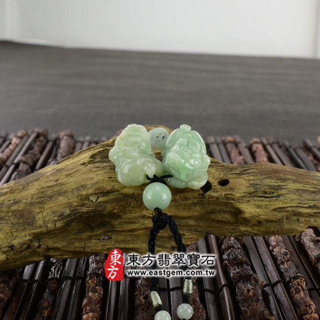 翡翠貔貅項鍊情境照片 翡翠貔貅項鍊玉珮（招財貔貅：貔貅牌A貨翡翠貔貅玉珮、緬甸玉貔貅玉墜）。綠色白底青種貔貅，PF258。客製化訂做各種翡翠貔貅吊墜玉珮項鍊。★附A貨翡翠雙證書