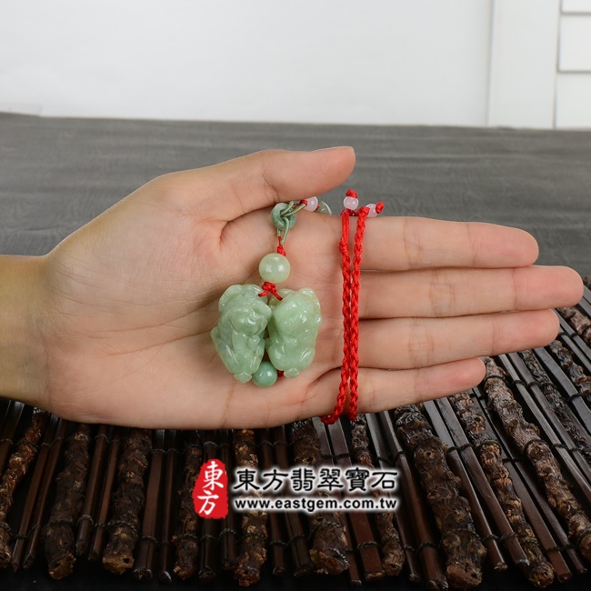 翡翠貔貅項鍊大小示意圖照片 翡翠貔貅項鍊玉珮（招財貔貅：貔貅牌A貨翡翠貔貅玉珮、緬甸玉貔貅玉墜）。綠色白底青貔貅，PF265。客製化訂做各種翡翠貔貅吊墜玉珮項鍊。★附A貨翡翠雙證書