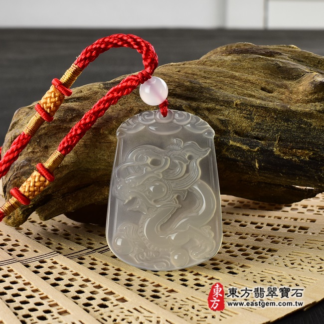 祥龍獻瑞 情境照片 瑪瑙龍項鍊玉珮（祥龍獻瑞：龍牌瑪瑙龍玉珮、玉髓龍玉墜、龍十二生肖項鍊）。淡黃色瑪瑙玉髓龍，DR119。客製化訂做各種瑪瑙龍吊墜玉珮項鍊。★附東方翡翠寶石保證卡