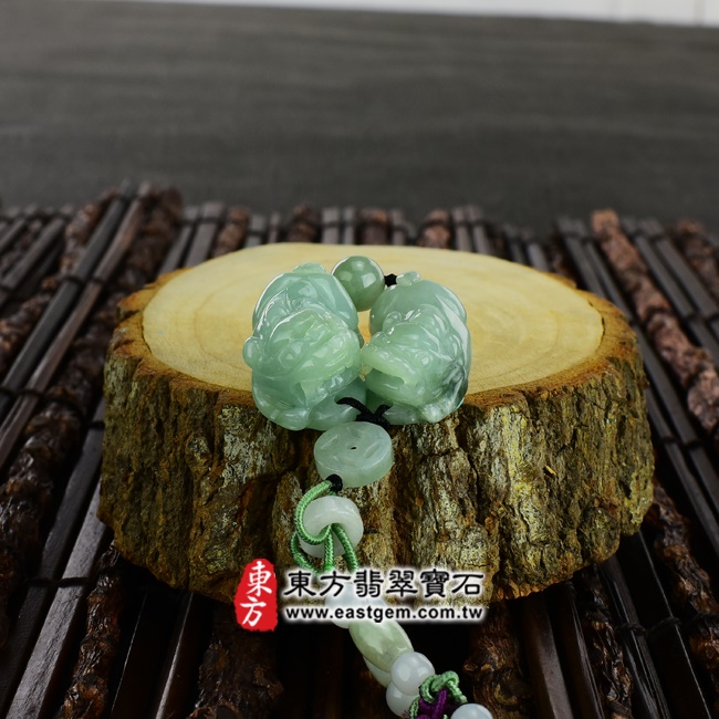 翡翠貔貅項鍊情境照片 翡翠貔貅項鍊玉珮（招財貔貅：貔貅牌A貨翡翠貔貅玉珮、緬甸玉貔貅玉墜）。綠色細豆種帶飄花翡翠貔貅，PF268。客製化訂做各種翡翠貔貅吊墜玉珮項鍊。★附A貨翡翠雙證書