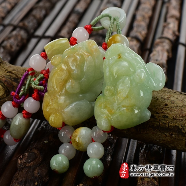 翡翠貔貅項鍊左側照片 （已出售勿下標，可訂做）翡翠貔貅項鍊玉珮（招財貔貅：貔貅牌A貨翡翠貔貅玉珮、緬甸玉貔貅玉墜）。綠色細豆種帶黃翡翠貔貅，PF274。客製化訂做各種翡翠貔貅吊墜玉珮項鍊。★附A貨翡翠雙證書