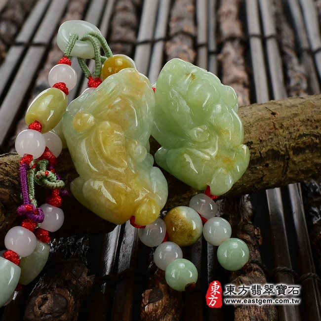 翡翠貔貅項鍊右側照片 （已出售勿下標，可訂做）翡翠貔貅項鍊玉珮（招財貔貅：貔貅牌A貨翡翠貔貅玉珮、緬甸玉貔貅玉墜）。綠色細豆種帶黃翡翠貔貅，PF274。客製化訂做各種翡翠貔貅吊墜玉珮項鍊。★附A貨翡翠雙證書