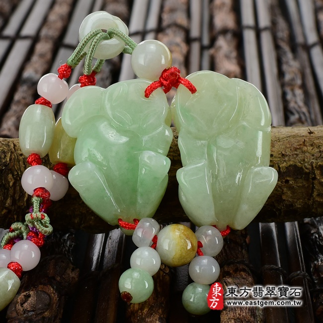 翡翠貔貅項鍊背面照片 （已出售勿下標，可訂做）翡翠貔貅項鍊玉珮（招財貔貅：貔貅牌A貨翡翠貔貅玉珮、緬甸玉貔貅玉墜）。綠色細豆種帶黃翡翠貔貅，PF274。客製化訂做各種翡翠貔貅吊墜玉珮項鍊。★附A貨翡翠雙證書
