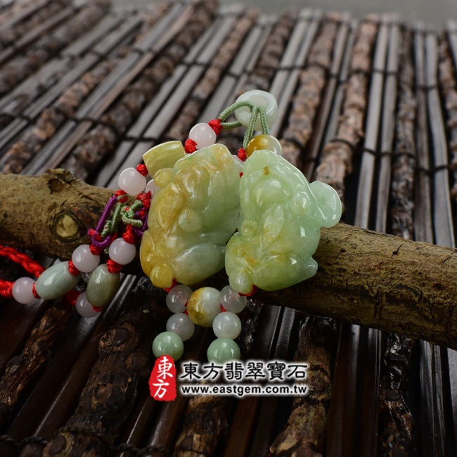 翡翠貔貅項鍊情境照片 （已出售勿下標，可訂做）翡翠貔貅項鍊玉珮（招財貔貅：貔貅牌A貨翡翠貔貅玉珮、緬甸玉貔貅玉墜）。綠色細豆種帶黃翡翠貔貅，PF274。客製化訂做各種翡翠貔貅吊墜玉珮項鍊。★附A貨翡翠雙證書