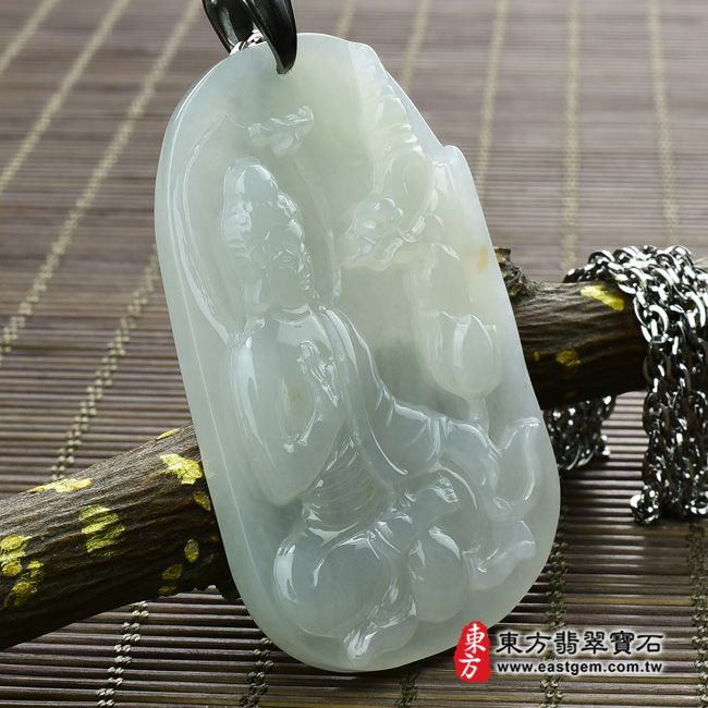 釋迦牟尼佛/佛祖 左側照片 翡翠釋迦牟尼佛項鍊玉珮（佛祖：釋迦牟尼佛牌A貨翡翠釋迦牟尼佛玉珮、緬甸玉釋迦牟尼佛玉墜）。糯種撒金花釋迦牟尼佛，FD117。客製化訂做各種翡翠釋迦牟尼佛吊墜玉珮項鍊。★附A貨翡翠雙證書