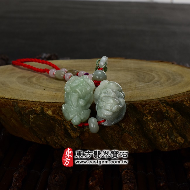 翡翠貔貅項鍊情境照片 翡翠貔貅項鍊玉珮（招財貔貅：貔貅牌A貨翡翠貔貅玉珮、緬甸玉貔貅玉墜）。綠色白底青種貔貅，PF275。客製化訂做各種翡翠貔貅吊墜玉珮項鍊。★附A貨翡翠雙證書