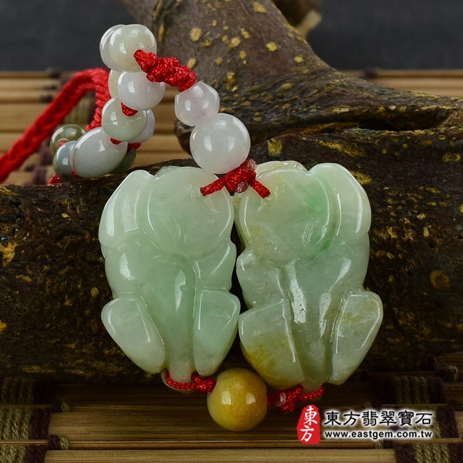 翡翠貔貅項鍊背面照片 翡翠貔貅項鍊玉珮（招財貔貅：貔貅牌A貨翡翠貔貅玉珮、緬甸玉貔貅玉墜）。綠色細豆種帶黃翡翠貔貅，PF282。客製化訂做各種翡翠貔貅吊墜玉珮項鍊。★附A貨翡翠雙證書