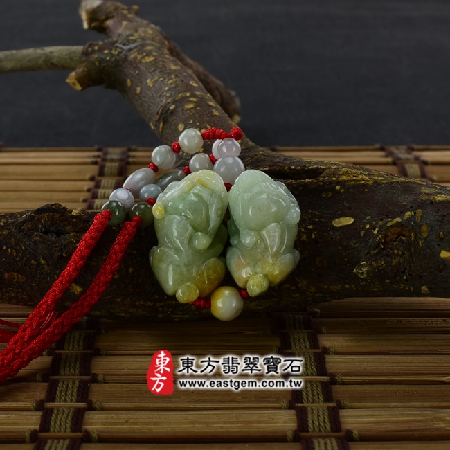 翡翠貔貅項鍊情境照片 翡翠貔貅項鍊玉珮（招財貔貅：貔貅牌A貨翡翠貔貅玉珮、緬甸玉貔貅玉墜）。綠色細豆種帶黃翡翠貔貅，PF282。客製化訂做各種翡翠貔貅吊墜玉珮項鍊。★附A貨翡翠雙證書