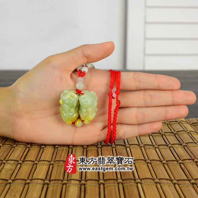 翡翠貔貅項鍊大小示意圖照片 翡翠貔貅項鍊玉珮（招財貔貅：貔貅牌A貨翡翠貔貅玉珮、緬甸玉貔貅玉墜）。綠色細豆種帶黃翡翠貔貅，PF282。客製化訂做各種翡翠貔貅吊墜玉珮項鍊。★附A貨翡翠雙證書
