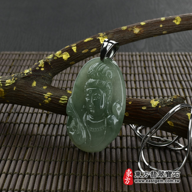 觀音菩薩 情境照片 （已出售勿下標，可訂做）翡翠觀音菩薩項鍊玉珮（觀世音菩薩：觀音菩薩牌A貨翡翠觀音菩薩玉珮、緬甸玉觀音菩薩玉墜）。油青種帶糯種觀音菩薩，GY282。客製化訂做各種翡翠觀音菩薩吊墜玉珮項鍊。★附A貨翡翠雙證書