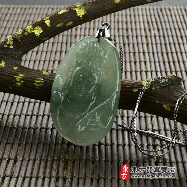 觀音菩薩 情境照片 （已出售勿下標，可訂做）翡翠觀音菩薩項鍊玉珮（觀世音菩薩：觀音菩薩牌A貨翡翠觀音菩薩玉珮、緬甸玉觀音菩薩玉墜）。油青種帶糯種觀音菩薩，GY284。客製化訂做各種翡翠觀音菩薩吊墜玉珮項鍊。★附A貨翡翠雙證書
