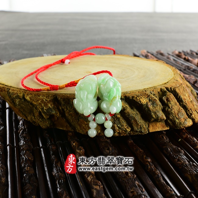翡翠貔貅項鍊情境照片 翡翠貔貅項鍊玉珮（招財貔貅：貔貅牌A貨翡翠貔貅玉珮、緬甸玉貔貅玉墜）。綠色糯種帶飄花帶黃翡翠貔貅，PF289。客製化訂做各種翡翠貔貅吊墜玉珮項鍊。★附A貨翡翠雙證書