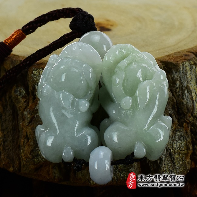 翡翠貔貅項鍊正面照片 （已出售勿下標，可訂做）翡翠貔貅項鍊玉珮（招財貔貅：貔貅牌A貨翡翠貔貅玉珮、緬甸玉貔貅玉墜）。綠色白底青貔貅，PF291。客製化訂做各種翡翠貔貅吊墜玉珮項鍊。★附A貨翡翠雙證書