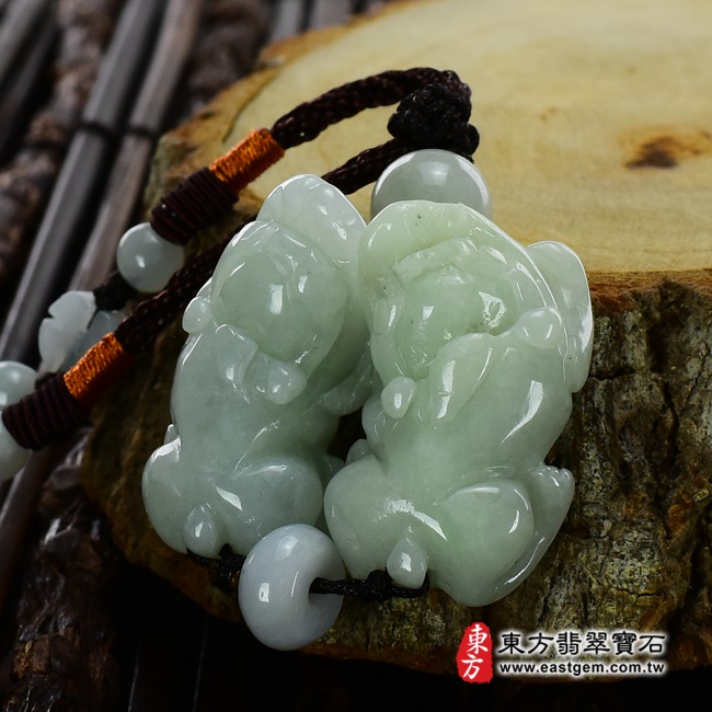 翡翠貔貅項鍊左側照片 （已出售勿下標，可訂做）翡翠貔貅項鍊玉珮（招財貔貅：貔貅牌A貨翡翠貔貅玉珮、緬甸玉貔貅玉墜）。綠色白底青貔貅，PF291。客製化訂做各種翡翠貔貅吊墜玉珮項鍊。★附A貨翡翠雙證書