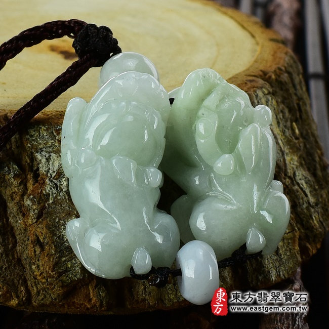 翡翠貔貅項鍊右側照片 （已出售勿下標，可訂做）翡翠貔貅項鍊玉珮（招財貔貅：貔貅牌A貨翡翠貔貅玉珮、緬甸玉貔貅玉墜）。綠色白底青貔貅，PF291。客製化訂做各種翡翠貔貅吊墜玉珮項鍊。★附A貨翡翠雙證書