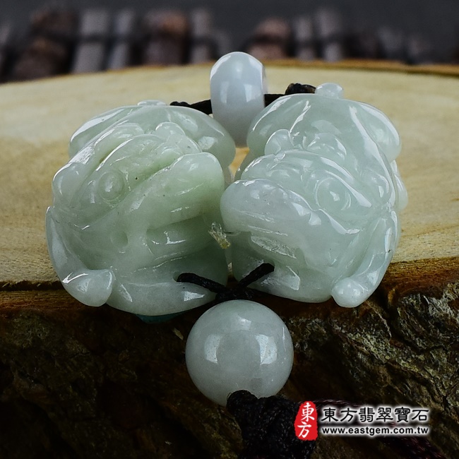 翡翠貔貅項鍊正面照片 （已出售勿下標，可訂做）翡翠貔貅項鍊玉珮（招財貔貅：貔貅牌A貨翡翠貔貅玉珮、緬甸玉貔貅玉墜）。綠色白底青貔貅，PF291。客製化訂做各種翡翠貔貅吊墜玉珮項鍊。★附A貨翡翠雙證書
