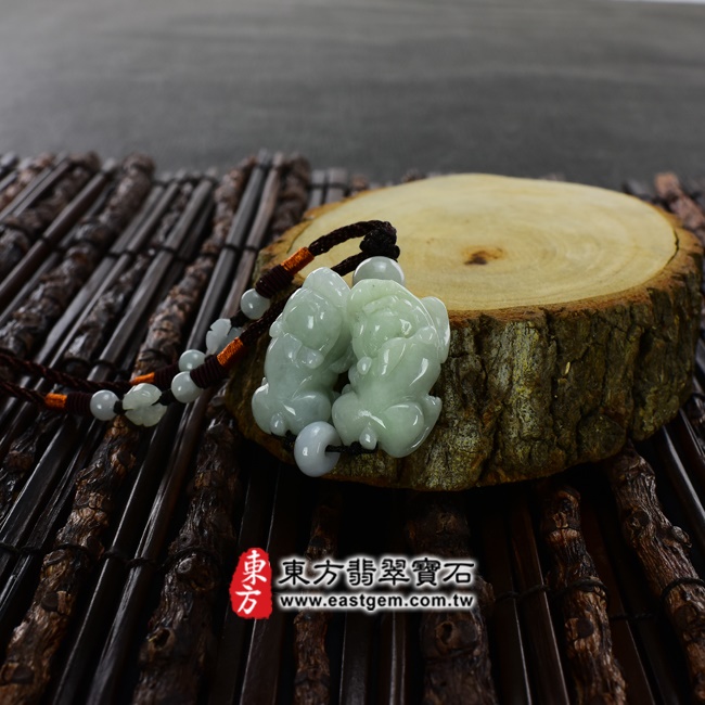 翡翠貔貅項鍊情境照片 （已出售勿下標，可訂做）翡翠貔貅項鍊玉珮（招財貔貅：貔貅牌A貨翡翠貔貅玉珮、緬甸玉貔貅玉墜）。綠色白底青貔貅，PF291。客製化訂做各種翡翠貔貅吊墜玉珮項鍊。★附A貨翡翠雙證書