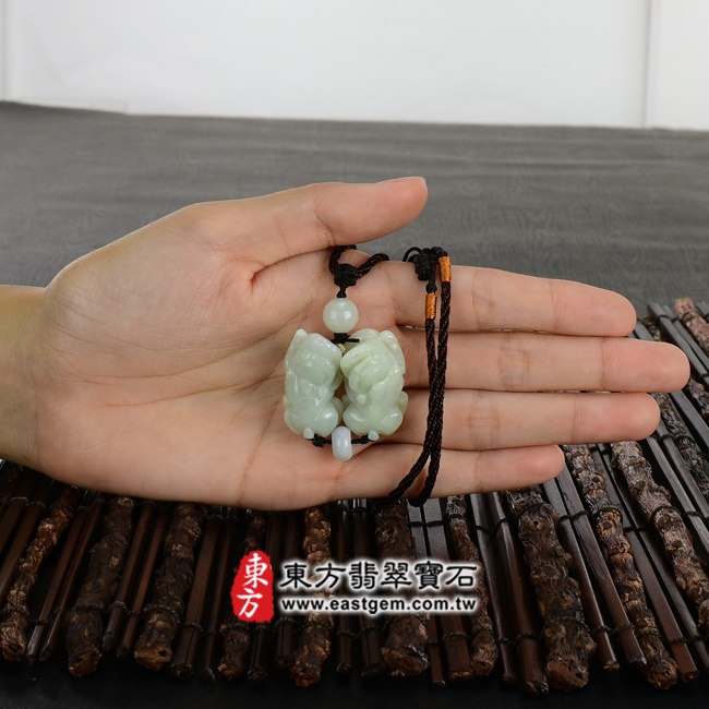 翡翠貔貅項鍊大小示意照片 （已出售勿下標，可訂做）翡翠貔貅項鍊玉珮（招財貔貅：貔貅牌A貨翡翠貔貅玉珮、緬甸玉貔貅玉墜）。綠色白底青貔貅，PF291。客製化訂做各種翡翠貔貅吊墜玉珮項鍊。★附A貨翡翠雙證書