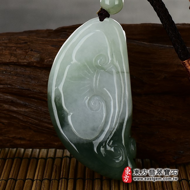  翡翠福德正神土地公財神爺項鍊玉珮背面照片   翡翠福德正神土地公財神爺項鍊玉珮（福德正神土地公財神爺：福德正神土地公財神爺牌A貨翡翠福德正神土地公財神爺玉珮、緬甸玉福德正神土地公財神爺玉墜）。綠色糯種油青財神，CG011。客製化訂做各種翡翠福德正神土地公財神爺吊墜玉珮項鍊。★附A貨翡翠雙證書.jpg