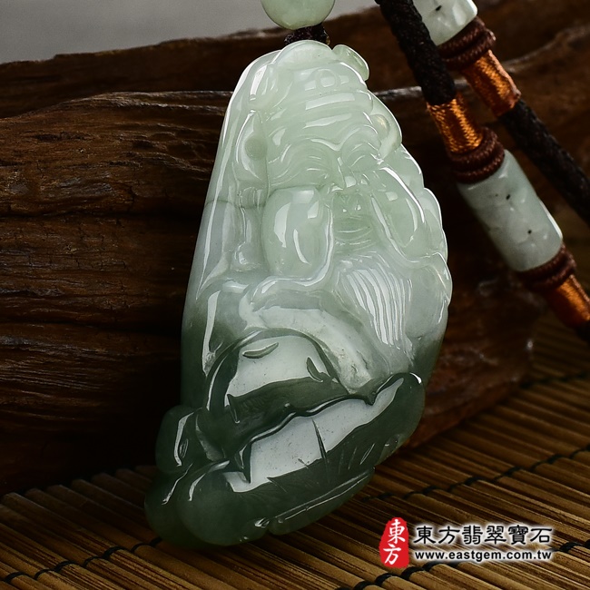  翡翠福德正神土地公財神爺項鍊玉珮左側照片  翡翠福德正神土地公財神爺項鍊玉珮（福德正神土地公財神爺：福德正神土地公財神爺牌A貨翡翠福德正神土地公財神爺玉珮、緬甸玉福德正神土地公財神爺玉墜）。綠色糯種油青財神，CG011。客製化訂做各種翡翠福德正神土地公財神爺吊墜玉珮項鍊。★附A貨翡翠雙證書.jpg