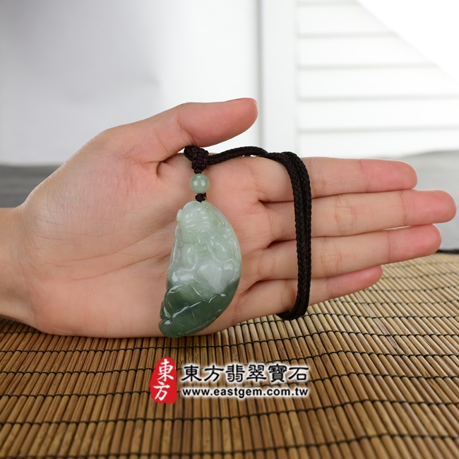  翡翠福德正神土地公財神爺項鍊玉珮大小示意圖照片   翡翠福德正神土地公財神爺項鍊玉珮（福德正神土地公財神爺：福德正神土地公財神爺牌A貨翡翠福德正神土地公財神爺玉珮、緬甸玉福德正神土地公財神爺玉墜）。綠色糯種油青財神，CG011。客製化訂做各種翡翠福德正神土地公財神爺吊墜玉珮項鍊。★附A貨翡翠雙證書.jpg