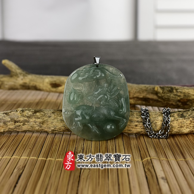 麒麟項鍊玉珮意境照片   翡翠麒麟項鍊玉珮（神獸獻瑞：麒麟牌A貨翡翠麒麟玉珮、緬甸玉麒麟玉墜）。淺綠色糯冰種油青麒麟，CL025。客製化訂做各種翡翠麒麟吊墜玉珮項鍊。★附A貨翡翠雙證書.jpg