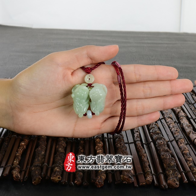 翡翠貔貅項鍊  大小示意照片 （已出售勿下標，可訂做）翡翠貔貅項鍊玉珮（招財貔貅：貔貅牌A貨翡翠貔貅玉珮、緬甸玉貔貅玉墜）。綠色糯種貔貅，PF292。客製化訂做各種翡翠貔貅吊墜玉珮項鍊。★附A貨翡翠雙證書