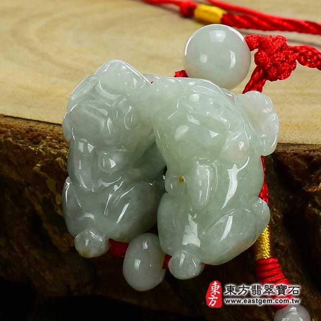 翡翠貔貅項鍊左側照片 （已出售勿下標，可訂做）翡翠貔貅項鍊玉珮（招財貔貅：貔貅牌A貨翡翠貔貅玉珮、緬甸玉貔貅玉墜）。綠色糯種帶飄花翡翠貔貅，PF294。客製化訂做各種翡翠貔貅吊墜玉珮項鍊。★附A貨翡翠雙證書