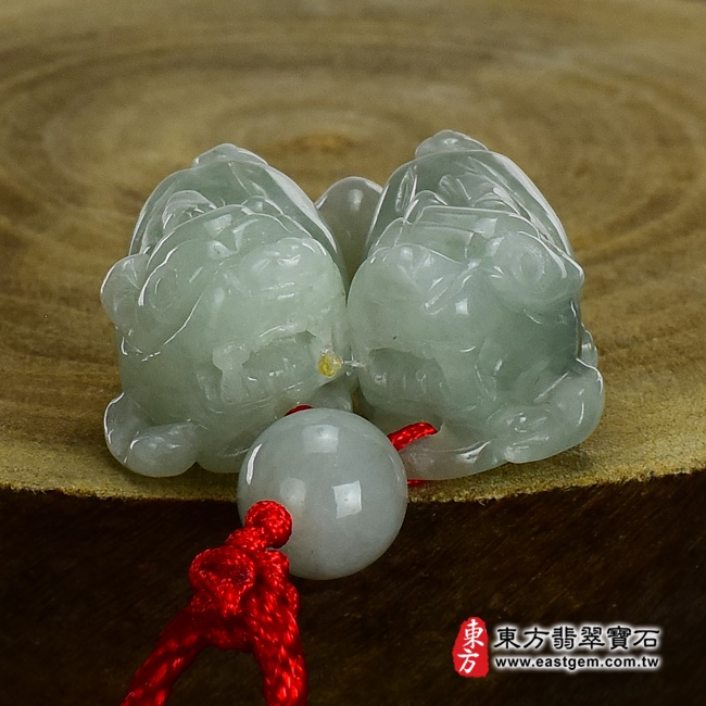 翡翠貔貅項鍊正面照片 （已出售勿下標，可訂做）翡翠貔貅項鍊玉珮（招財貔貅：貔貅牌A貨翡翠貔貅玉珮、緬甸玉貔貅玉墜）。綠色糯種帶飄花翡翠貔貅，PF294。客製化訂做各種翡翠貔貅吊墜玉珮項鍊。★附A貨翡翠雙證書