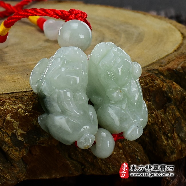 翡翠貔貅項鍊右側照片 （已出售勿下標，可訂做）翡翠貔貅項鍊玉珮（招財貔貅：貔貅牌A貨翡翠貔貅玉珮、緬甸玉貔貅玉墜）。綠色糯種帶飄花翡翠貔貅，PF294。客製化訂做各種翡翠貔貅吊墜玉珮項鍊。★附A貨翡翠雙證書