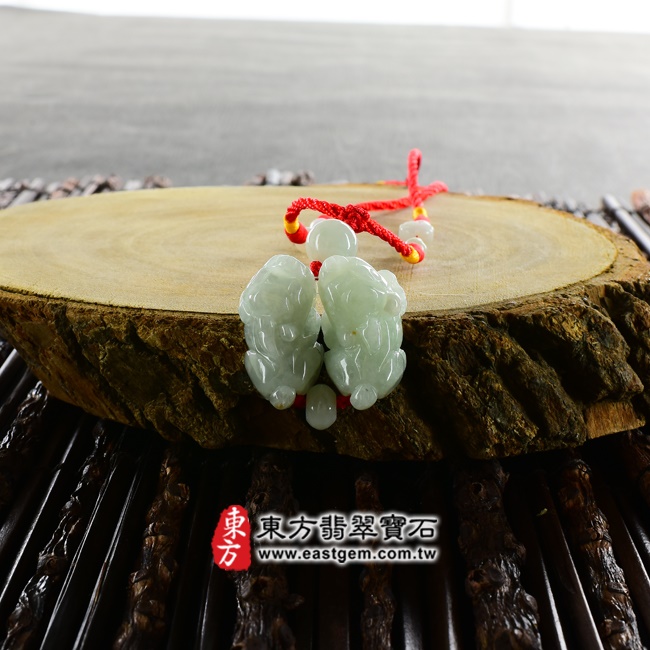 翡翠貔貅項鍊情境照片 （已出售勿下標，可訂做）翡翠貔貅項鍊玉珮（招財貔貅：貔貅牌A貨翡翠貔貅玉珮、緬甸玉貔貅玉墜）。綠色糯種帶飄花翡翠貔貅，PF294。客製化訂做各種翡翠貔貅吊墜玉珮項鍊。★附A貨翡翠雙證書