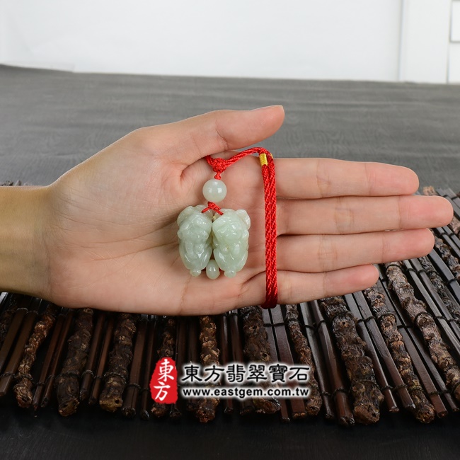 翡翠貔貅項鍊大小示意照片 （已出售勿下標，可訂做）翡翠貔貅項鍊玉珮（招財貔貅：貔貅牌A貨翡翠貔貅玉珮、緬甸玉貔貅玉墜）。綠色糯種帶飄花翡翠貔貅，PF294。客製化訂做各種翡翠貔貅吊墜玉珮項鍊。★附A貨翡翠雙證書