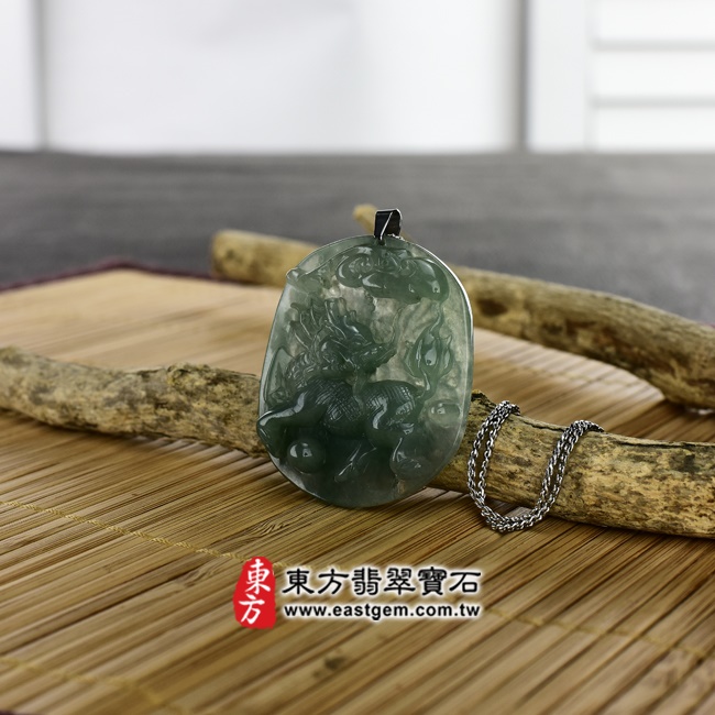 麒麟項鍊玉珮意境照片   翡翠麒麟項鍊玉珮（神獸獻瑞：麒麟牌A貨翡翠麒麟玉珮、緬甸玉麒麟玉墜）。淺綠色糯冰種油青麒麟，CL026。客製化訂做各種翡翠麒麟吊墜玉珮項鍊。★附A貨翡翠雙證書.jpg